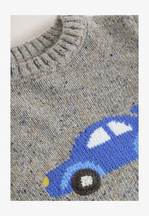 Siv pleteni pulover z modrim motivom avtomobila. Ima rebrasti ovratnik, mehak teksturo in prejo z rumenimi in modrimi lisami.