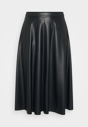 Svart imitert skinnskjørt med en jevn tekstur, utsvingt design og et tettsittende liv. Har en søm nedover midten og en knelengde.