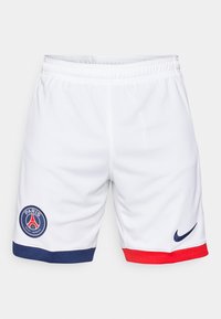 Witte sportshorts van lichtgewicht stof, met een blauw en rood accent aan de zoom en een rond Paris Saint-Germain logo. Nike-logo in marineblauw.