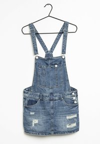 Jeansklänning med justerbara axelband, ljusblå färg, ficka fram och slitna detaljer i nederkant och fram.