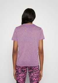 Nike Performance TEE - T-shirt desportiva - viotech heather/white