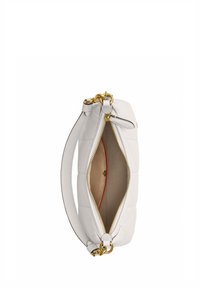 Sac à main blanc matelassé avec fermeture éclair dorée et garnitures métalliques, ouvert pour montrer l'intérieur en tissu beige et une petite poche intérieure.