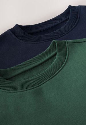 Sweatshirts en coton à col rond, en bleu marine et vert foncé, avec cols côtelés et textures douces et lisses.