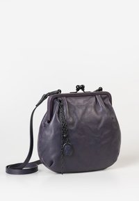 Borsa in pelle viola con forma arrotondata, chiusura a scatto superiore, tracolla removibile e dettaglio della catena con cameo.