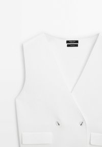 Biała bezrękawnikowa dzianinowa kamizelka z dekoltem w serek, z podwójnym zapięciem na guziki i dwoma małymi kieszonkami z patkami, wykonana w 100% z bawełny marki Massimo Dutti.