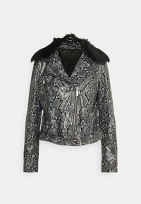Veste de motard à motif peau de serpent noir et gris avec fermeture éclair asymétrique, poches zippées, taille cintrée par une ceinture et col en fausse fourrure noire.
