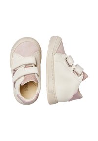 Sneakers in pelle bianca e beige con dettagli in camoscio rosa, doppie fasce in Velcro, punta arrotondata e suola in gomma testurizzata.