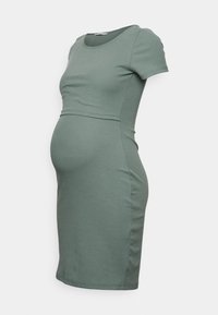 Gravidklänning i mjukt, ribbat tyg, korta ärmar, figursydd design, knälängd och i en dämpad grön färg.