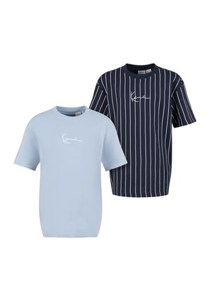 Twee T-shirts met korte mouwen, één lichtblauw met een effen ontwerp, één donkerblauw met witte verticale strepen, beide met een klein wit scriptlogo op de borst.