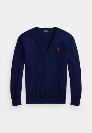 Navyblå V-hals genser med lange ermer og rødt brodert Polo Ralph Lauren-logo på venstre bryst, lagt flatt på en hvit bakgrunn.