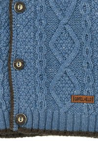 Gestrickte blaue Strickjacke mit strukturierten Mustern, dunkelbraunem Rand, schwarzen Knöpfen und einem Lederetikett mit der Prägung "Gipfelheld".