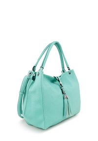 Turquoise lederen handtas met gestructureerde afwerking, dubbele handvaten, verstelbare schouderband en een decoratieve kwastdetail.