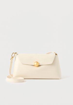 Sac à main rectangulaire en cuir couleur crème avec rabat, fermeture ronde dorée et bandoulière réglable avec éléments métalliques dorés.