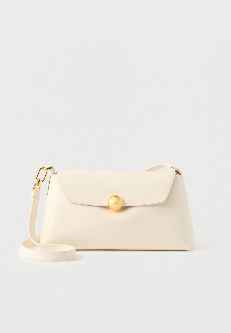 Ορθογώνια δερμάτινη τσάντα σε κρεμ απόχρωση με καπάκι, στρογγυλό χρυσό κούμπωμα και ρυθμιζόμενο ιμάντα ώμου με χρυσά μεταλλικά στοιχεία.
