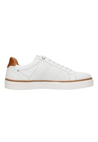 Witte sneaker met een leren bovenwerk met textuur, bruine accent op de hak, platte rubberen zool en ronde veters. Beschikt over drie horizontale strepen.