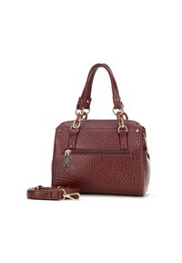 Torebka o teksturze w kolorze burgunda z podwójnymi uchwytami i odpinanym paskiem na ramię. Posiada przednią kieszeń na zamek błyskawiczny oraz złote akcenty sprzętowe.