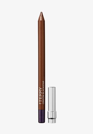 Brauner Eyeliner-Stift mit metallisch-silberner Kappe. Der Stift hat eine spitze Mine, eine glatte Textur und ein in Weiß gedrucktes Markenlabel.