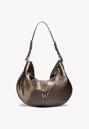 Brązowa metaliczna torebka na ramię w kształcie półksiężyca, z teksturowanym wykończeniem i srebrnym akcentem w postaci loga "W" na przodzie.