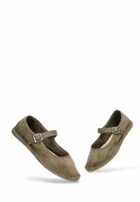 Zapatos Mary Jane de gamuza en color verde oliva, con punta redonda, correa con hebilla y suela de yute texturizada para mayor agarre.