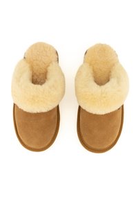 Bruine suède pantoffels met een zachte crème schapenvachtvoering en manchet, met een ronde vorm en een zachte textuur.