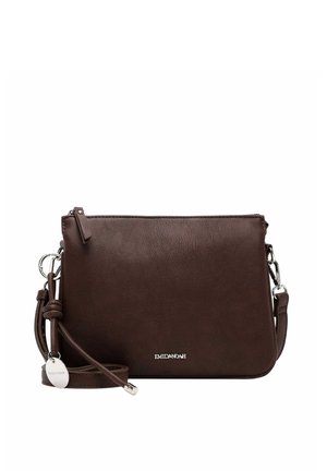 Dunkelbraune Leder-Crossbody-Tasche mit silbernem Reißverschluss, Metalllogo und verstellbarem Riemen mit Metallverschlüssen und rundem Markenzeichen.