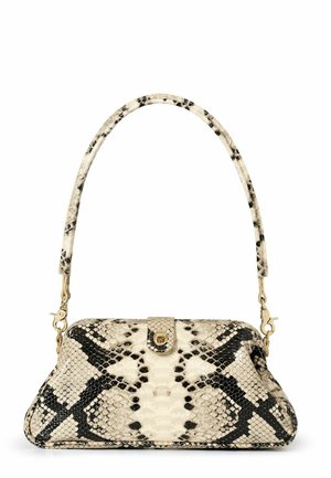 Kabelka s černobílým hadím vzorem, zkosenou sponou a zakřivenou rukojetí připevněnou zlatými sponami na bílém pozadí.