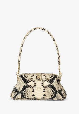 Handtas met zwart-wit slangenhuidpatroon, gouden sluiting en een gebogen handvat dat met gouden sluitingen is bevestigd, op een witte achtergrond.