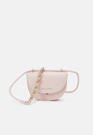 Sac bandoulière en cuir rose pâle Valentino avec une fermeture à rabat et un accent de chaîne dorée sur la sangle, présenté sur un fond blanc.