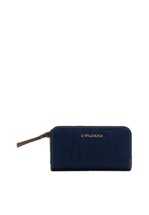 Dunkelblaues Denim-Portemonnaie mit goldenem Logo, Rundum-Reißverschluss und braunem Handgelenkriemen. Verfügt über gestickte Nähte und eine glatte Oberfläche.