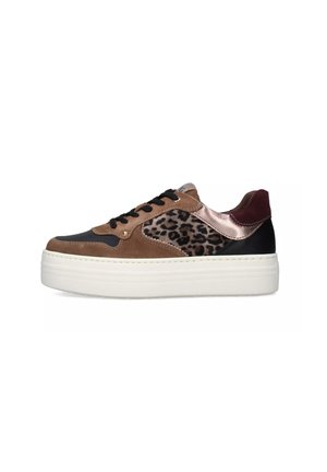 Sneaker marrone e nera con parte superiore in suede testurizzato, dettagli in stampa leopardata e suola piatta bianca. Inclusi lacci neri e dettagli in tessuto.