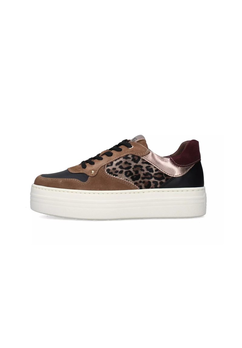 Baskets marron et noires avec un dessus en daim texturé, des accents à imprimé léopard et une semelle plateforme blanche. Lacets noirs et détails en tissu inclus.