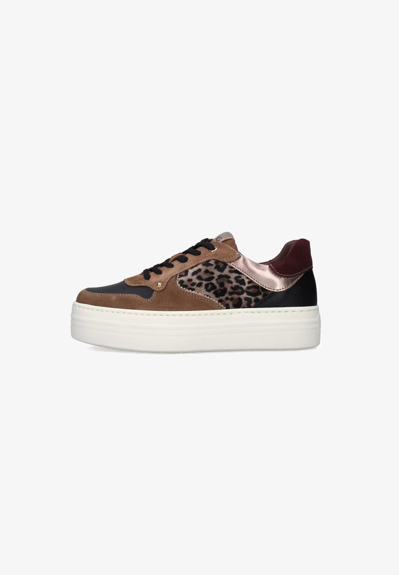 Braune und schwarze Sneakers mit einem strukturierten Wildleder-Obermaterial, Leopardenmuster-Akzenten und einer weißen Plattformsohle. Schwarze Schnürsenkel und Stoffdetails sind enthalten.