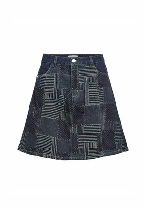 Jeanskjol med patchworkdesign i mörkblått. Har olika mönster och texturer, knäppning med knapp och traditionell femfickdesign.