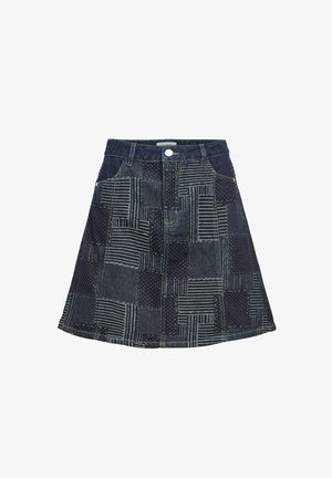 Jupe en denim avec un design en patchwork bleu foncé. Comprend divers motifs et textures, une fermeture à bouton et un style traditionnel à cinq poches.