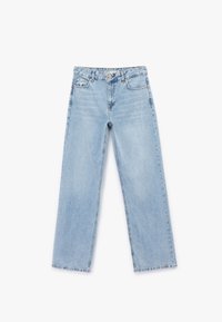 Vaqueros de denim azul claro con corte recto, cinco bolsillos y costuras visibles. Cuenta con un cierre de botón y presillas para cinturón en la cintura.