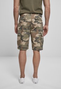 Shorts cargo in un motivo camouflage con sfumature di verde e beige. Realizzati in un tessuto con finitura strutturata, dotati di tasche laterali.