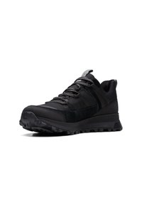 Zapatillas deportivas negras que combinan ante texturizado y materiales sintéticos lisos, con punta reforzada, suela texturizada y cordones en contraste.