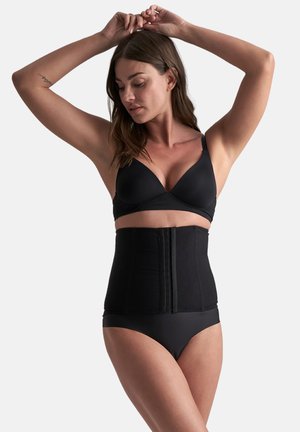 Ce corset noir est fabriqué en tissu lisse, doté d'une fermeture à crochets et œillets à l'avant, et présente un design épuré et ajusté pour un bon maintien.