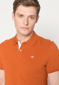 TOM TAILOR BASIC  - Polo - dry acorn brown