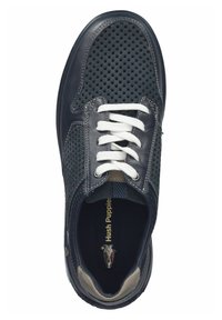 Námořnické kožené tenisky s perforovaným designem, bílé tkaničky a texturovanými akcenty. Obsahují polstrovanou stélku a logo "Hush Puppies" uvnitř.