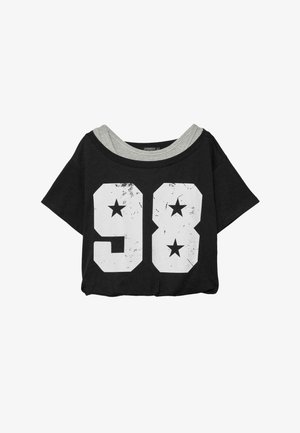 Čierne tričko s krátkym rukávom a šedým viacvrstvovým výstrihom, na prednej strane s poškodeným bielym potlačou "98" a dvoma hviezdami.