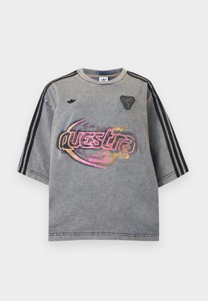 Γκρι κοντομάνικο μπλουζάκι με μαύρες ρίγες στα μανίκια, ροζ και πορτοκαλί κείμενο "questra" και δύο μικρά μαύρα γραφικά σχέδια στο στήθος.