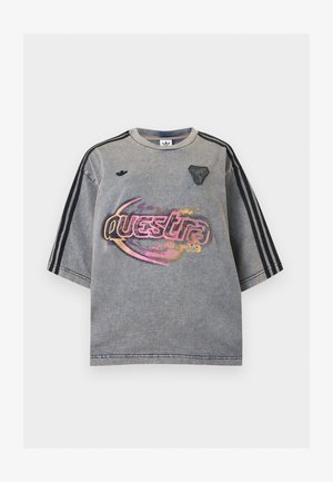 Γκρι κοντομάνικο μπλουζάκι με μαύρες ρίγες στα μανίκια, ροζ και πορτοκαλί κείμενο "questra" και δύο μικρά μαύρα γραφικά σχέδια στο στήθος.