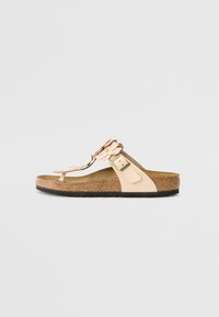 Ροζ λουλουδάτα πέδιλα thong με φελλό σόλα, διαθέτουν λεία υφή και ρυθμιζόμενο λουράκι. Flat σχέδιο με ελαφρύ καμπυλωτό τόξο.