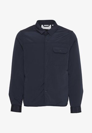 Marineblaue, leichte, isolierte Jacke mit Druckknöpfen, spitzem Kragen und einer Brusttasche. Glatte, glänzende Stofftextur.