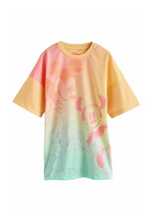 Camiseta de manga corta con degradado en tonos pastel que presenta bocetos grandes y desdibujados de los personajes Mickey Mouse, Minnie Mouse y Daisy Duck.