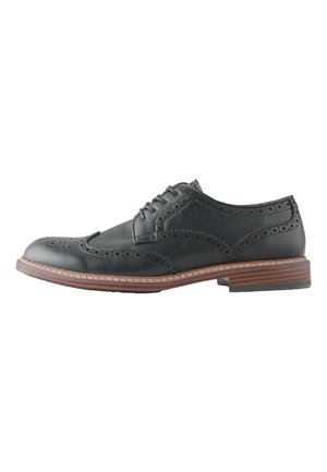 Schwarzer Lederschuh im Brogue-Stil mit Wingtip-Perforationen, braunem geschichtetem Absatz und Schnürverschluss auf weißem Hintergrund.