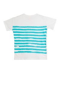 Hvid t-shirt med vandrette turkise striber på ryggen. Materialet ser blødt ud med en glat tekstur og standard rund hals design.