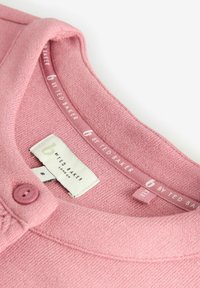 Roze gebreid top met een ronde halslijn, voorzien van een gestructureerde stof en een enkele knoopdetail. Etiket zegt "6 door Ted Baker, Londen."