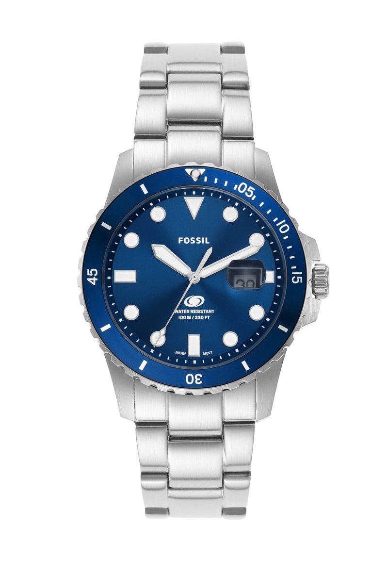 Montre Fossil avec un cadran bleu, un bracelet en acier inoxydable argenté, de grands index horaires et une fenêtre de date. Étanche jusqu'à 100 mètres.